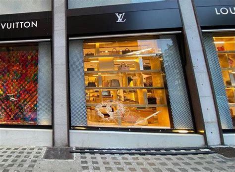 stampe louis vuitton per fimo|Parigi, furto alla boutique di Louis Vuitton; sfondata.